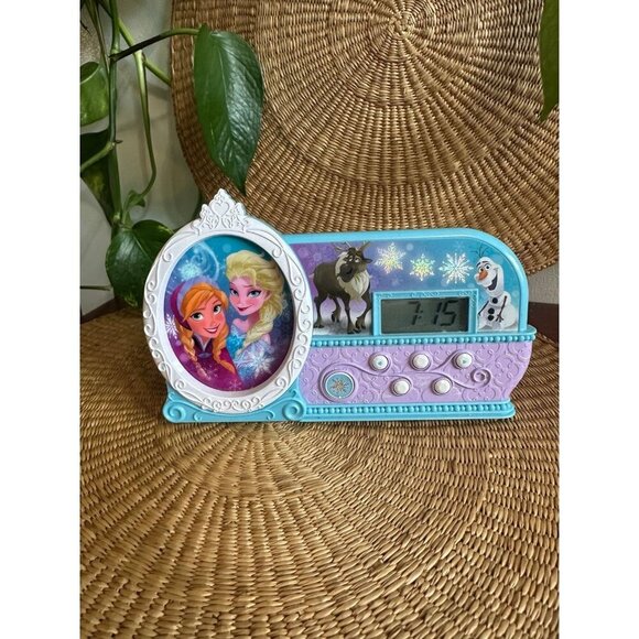 Disney’s Frozen Anna & Elsa clock - Picture 1 of 10